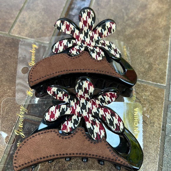 New Pair of Faux Suede Squeezable Hair Clips - Picture 5 of 6